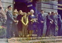 22242 Afbeelding van H.J.L. Vonhoff na zijn installatie tot burgemeester op het bordes van het Stadhuis (Stadhuisbrug ...